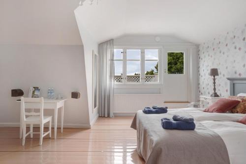 Kaarina Hotel | Villa Wolax: Pet-Friendly Oceanfront Escape with Hot Tub