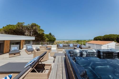 Saint-Georges-d'Oleron Villa | Villa XO 17 5 étoiles Ile d'Oléron 15 people Jacuzzi 50m de la plage vue mer vue marais