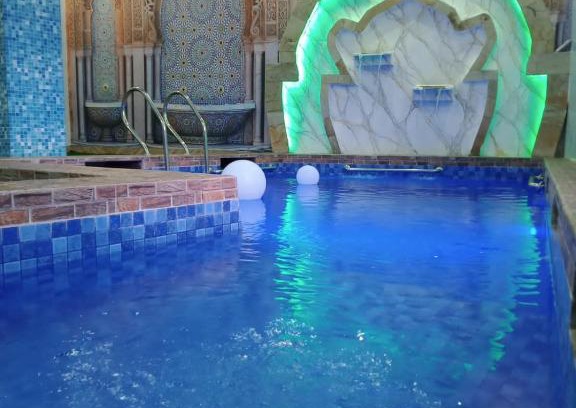 Cisarua House | Villa Zamrud Avane: Family-Friendly Escape with Pool & Hot Tub
