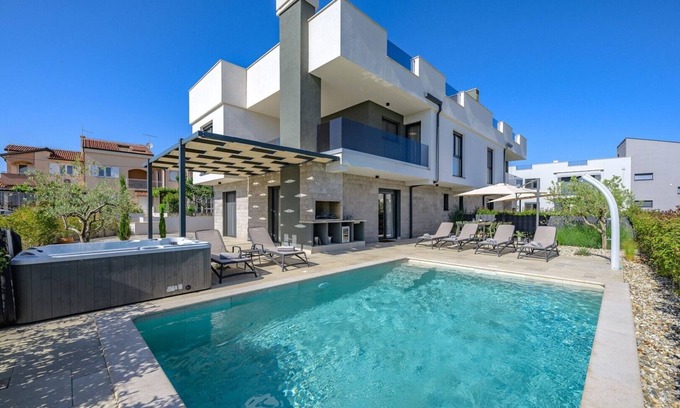 Vabriga Villa | Villa Zora - Inviting Villa with Private Pool near the Beach