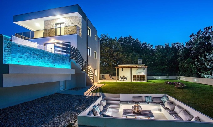 Omis Villa | Villa Zora: 10/10 Rated with Pool & Spa for Memorable Stays