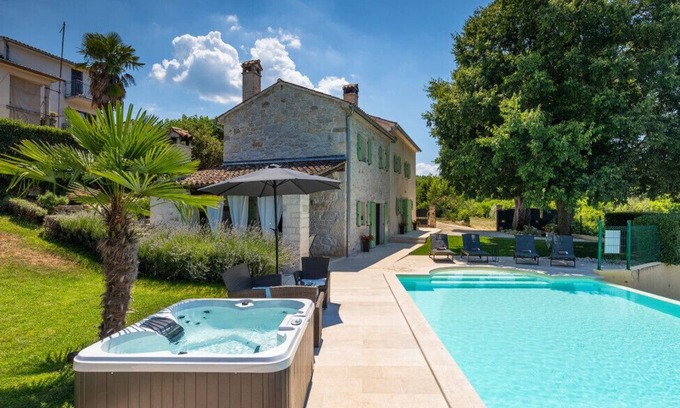 Rakotule Villa | Relaxing Villa Zvonar with Pool in Scenic Motovun