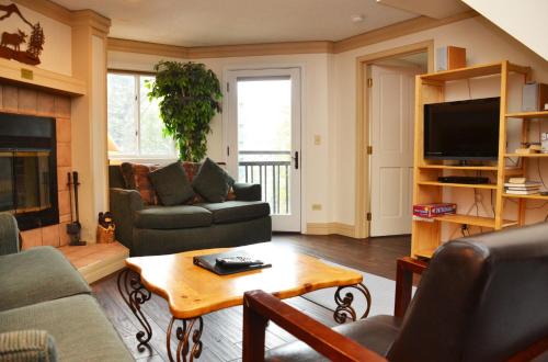 Peak 9 Apartment | Cozy Village Chateaux 1053 with Hot Tub & Family Perks