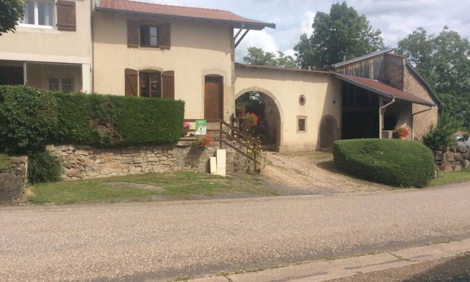 Bazien Cottage | Gite Bazien: Family-Friendly Retreat with Spa and Kitchen