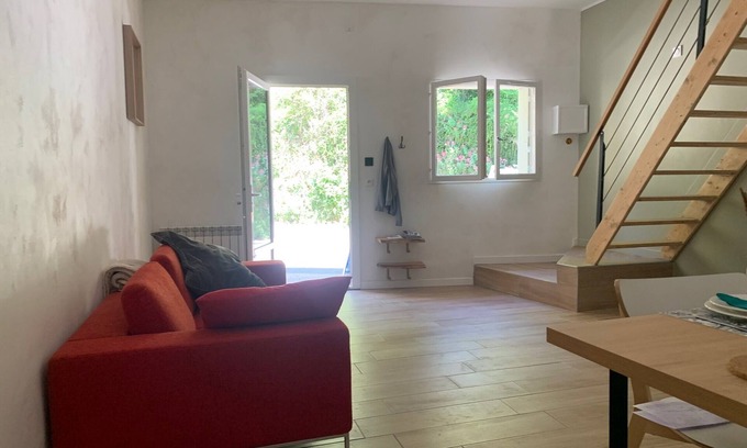 Lafare House | Charming Village House with Lake View at Dentelles de Montmirail