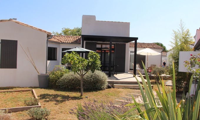 Les Portes-en-Re House | Village house, bright and full of charm