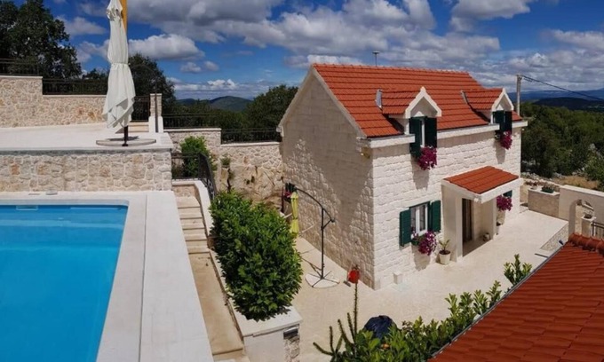 South Croatia Coast House | Discover Villa Iva in Makarska: Pet-Friendly & Pool Access