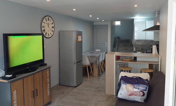 Caderousse House | Village house with air conditioning 57 m2 + courtyard with barbecue