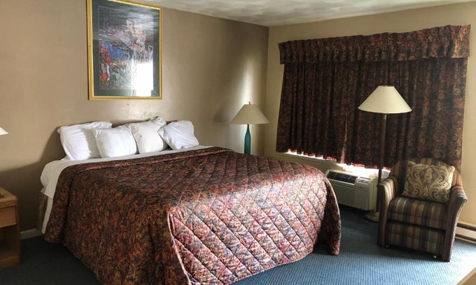 Holt Hotel | Cozy Village Inn Motel Holt with Breakfast & Hot Tub Access