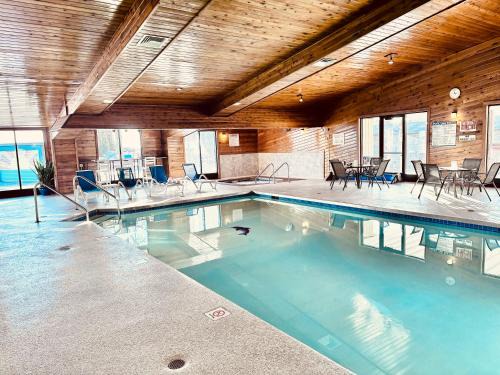 Two Rivers Hotel | Relax at Village Inn on the Lake with Pool & Hot Tub