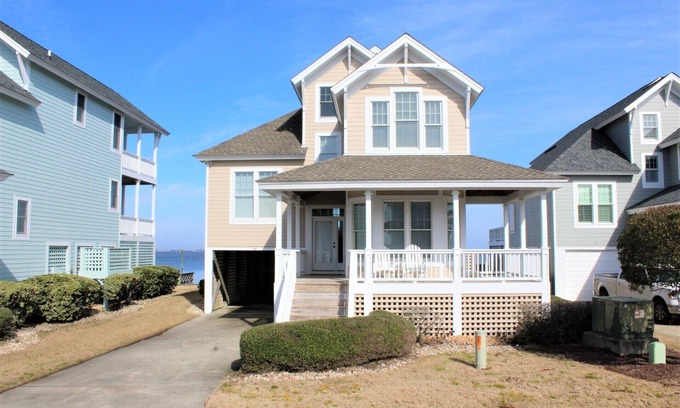 Manteo House | Elegant 4 Bedroom Home with Ocean View in Pirate's Cove