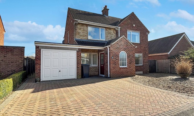 Bottesford House | Village location 4 bed sleeps 7 garden & driveway