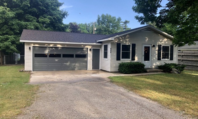 Elk Rapids House | Beachside Retreat in Village of Elk Rapids – 10/10 Rated!
