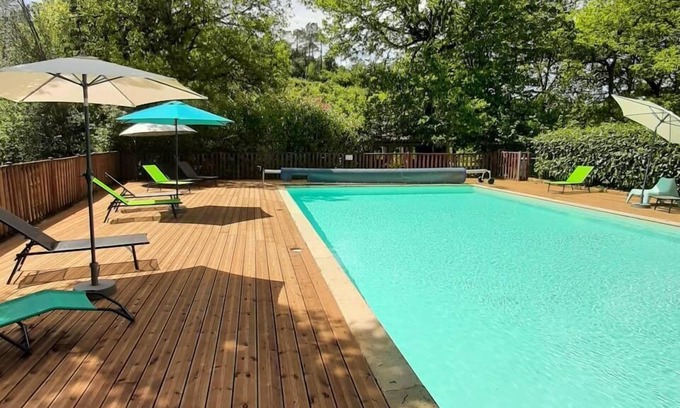 Calviac-en-Perigord House | Relaxing Lodgings with Heated Pool and Dining Options