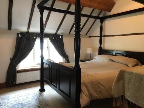 Bretford House | Charming Village Period Cottage with Family and Pet Amenities