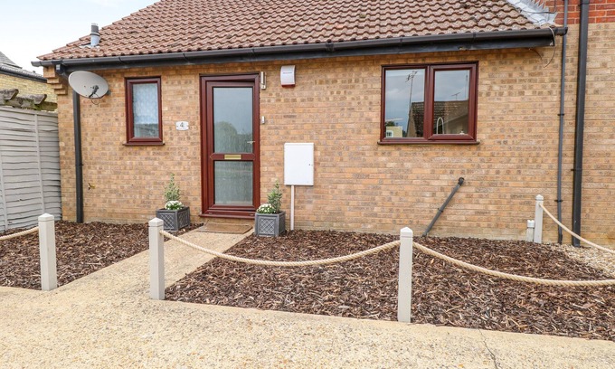 Littleport Cottage | Cozy Village Retreat: Character Holiday Cottage in Littleport