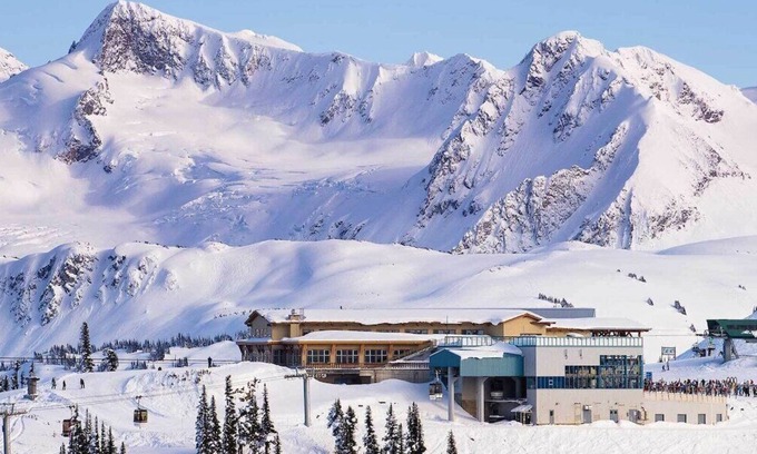 Whistler Cay Heights Apartment | Incredible Whistler Village Retreat with Spa & Pool Access