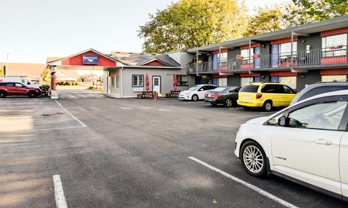 Niagara Falls Hotel | Comfortable Villager Lodge with Pool Near Niagara Falls
