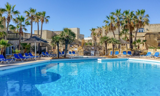 Ta' Għammar Apartment | Villagg tal-Fanal: Guest Rated 10/10 with Pool & Kitchen