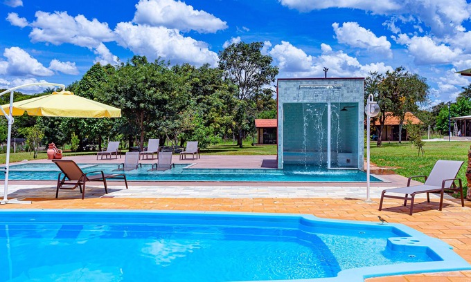 Paranoa Hotel | Discover Comfort at Villaggio dos Pássaros with Pool & Spa