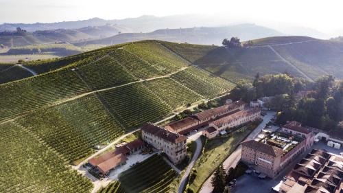 Serralunga d'Alba Hotel | Beautiful Villaggio Narrante - Foresteria delle Vigne Retreat