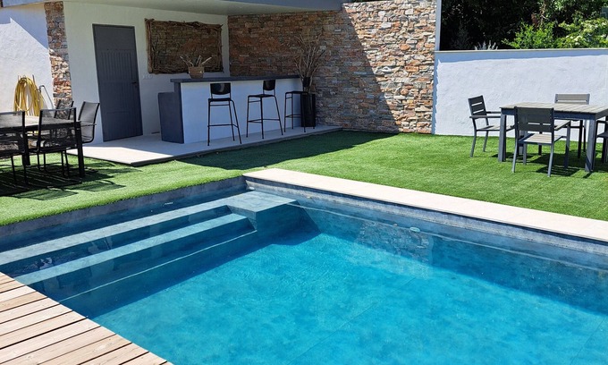 Toulon House | Villa Papyrus Toulon: Oceanfront Retreat with Pool & Spa