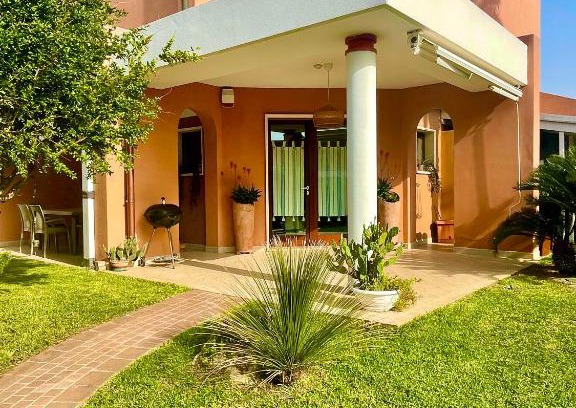 Brindisi House | Escape to VillApulia: Beachfront Bliss with Ocean Views
