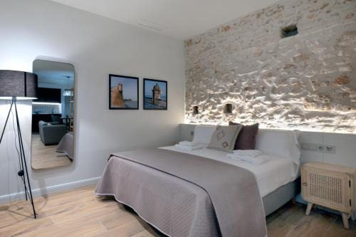 Old Town Apartment | Family-Friendly VILLAR Suites by Cadiz4Rentals - Rated 9.1/10