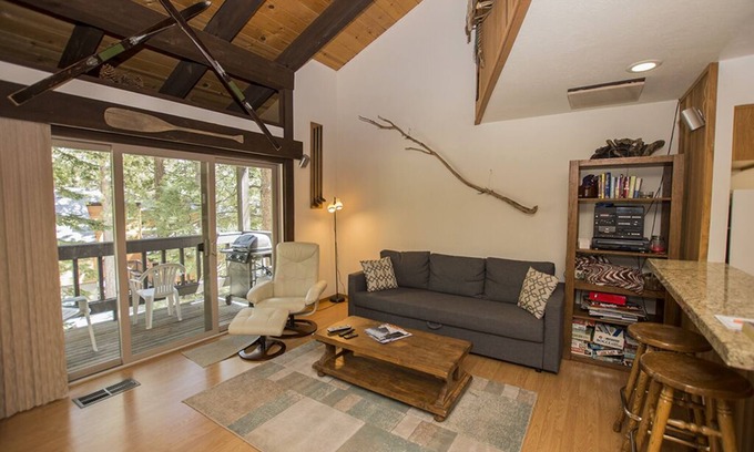 Lake Forest Condo | Classic Tahoe Condo: Pool, Spa & Breakfast Near Downtown
