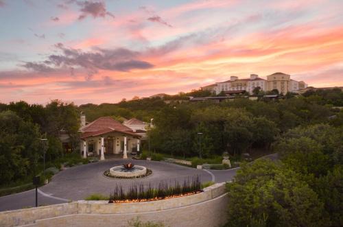 Wetmore Hotel | Relax at Villas at La Cantera Resort & Spa with Pool Access