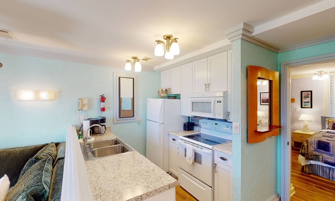 Jekyll Island Condo | Relaxing Villas by The Sea Resort with Pool and Kitchen