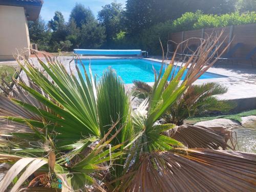 Parentis-en-Born Bed & Breakfast | Explore Villas Floryanne: Poolside Retreat with 9.4 Rating