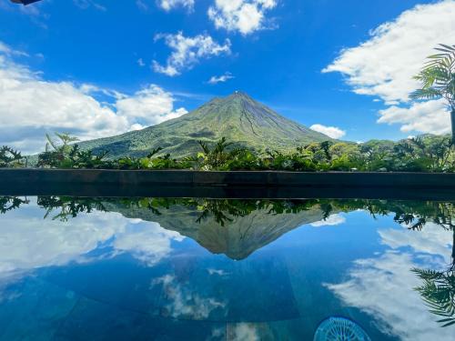 Arenal Hot Springs Villa | Villas Jawara: A Unique Retreat with Pool & Hot Tub