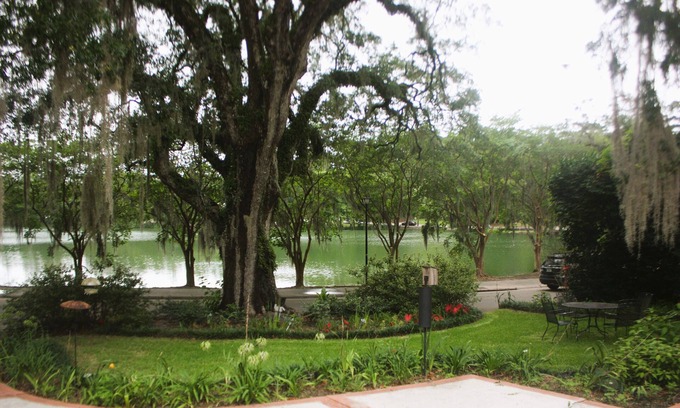 Tallahassee Apartment | Pet-Friendly Villas @ Lake Ella: Rated 10/10 with Kitchenette