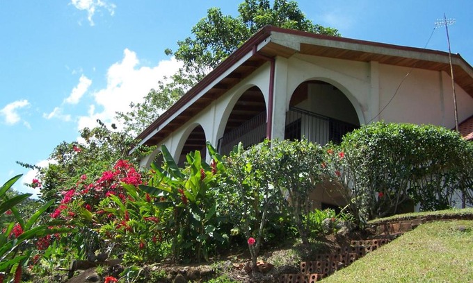 Santiago Cabin | Family-Friendly Retreat at Villas Valle Bello - Rated 9/10