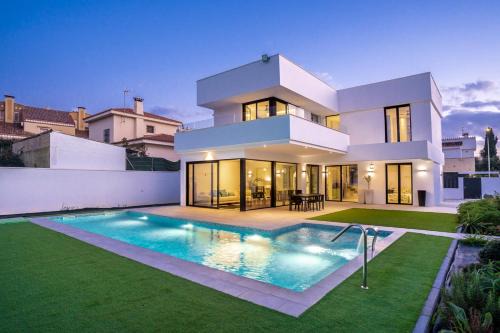 Rincon de la Victoria Villa | Beautiful Villa with Pool and Ocean Views in Malaga