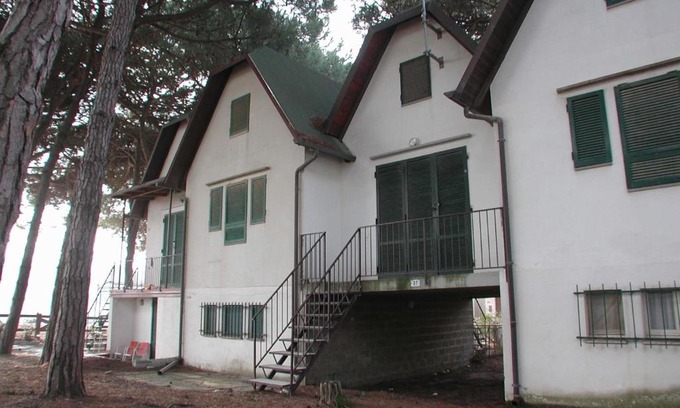Lido degli Estensi Villa | Budget-Friendly Villetta 6: Pet & Child Friendly Retreat