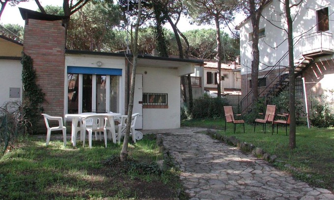 Lido degli Estensi Villa | Budget-Friendly Villetta Camini: Pet & Child Friendly Stay