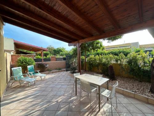 Torre dell'Orso Apartment | Cozy Beachfront Villetta with Garden and Ocean Views