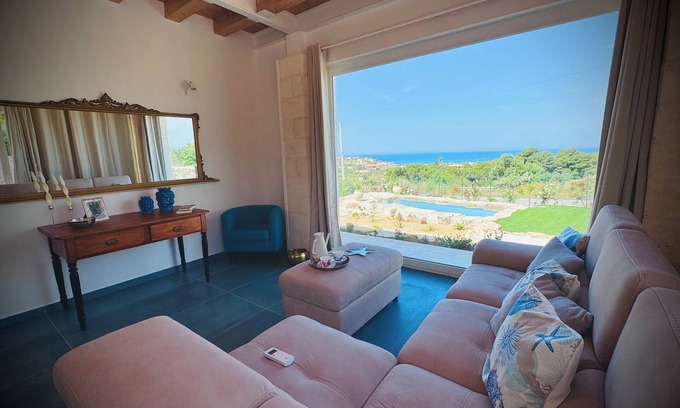 Cava dʼAliga Villa | Villetta Il Maso in Cava d'Aliga a minute's drive from the sea. Private pool
