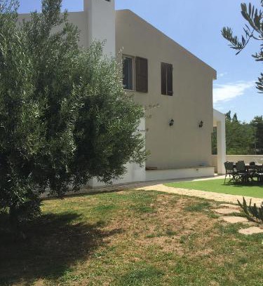 Solanas House | Discover Villetta Ludovica: Pet-Friendly Retreat with Fireplace
