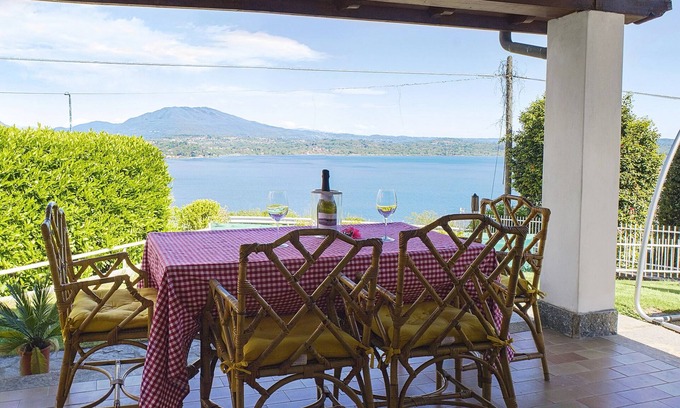 Carcioni House | Panoramic Lake View Retreat with Private Pool & Breakfast
