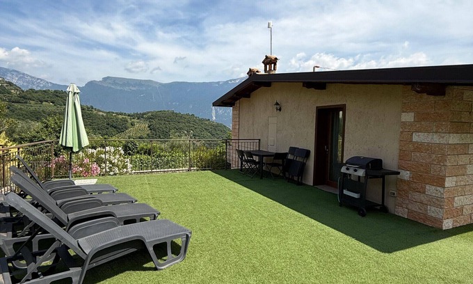 Tremosine Villa | Relaxing Villetta Ulivi Residence with Lake View & Breakfast