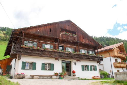 Sesto House | Highly Rated Villgraterhof: Family-Friendly with Hot Tub