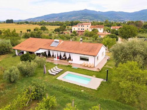 Puliciano Villa | Villino di Elena by VacaVilla