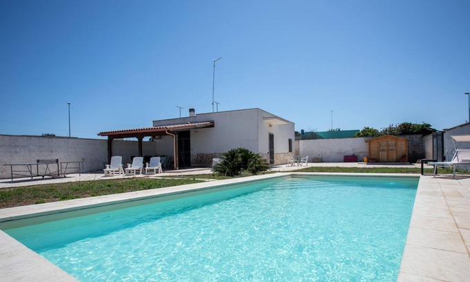 Casalabate Villa | Villino Esotica | private pool, garden, a/c