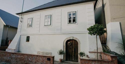 Uherske Hradiste House | Top-Rated Vinařský dům Mařatice with Ocean View Pool