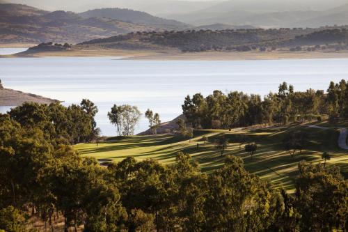 El Gordo Hotel | Explore Vincci Valdecañas Golf: Oceanfront Retreat Awaits