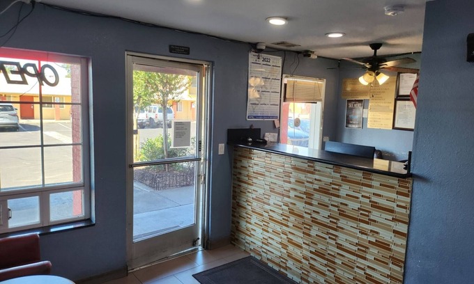 La Riviera Hotel | Budget-Friendly Vince's Motel with Breakfast & Family Amenities