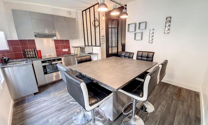 Vignerons Apartment | Vincennes Inviting Apartment with Pet-Friendly Amenities